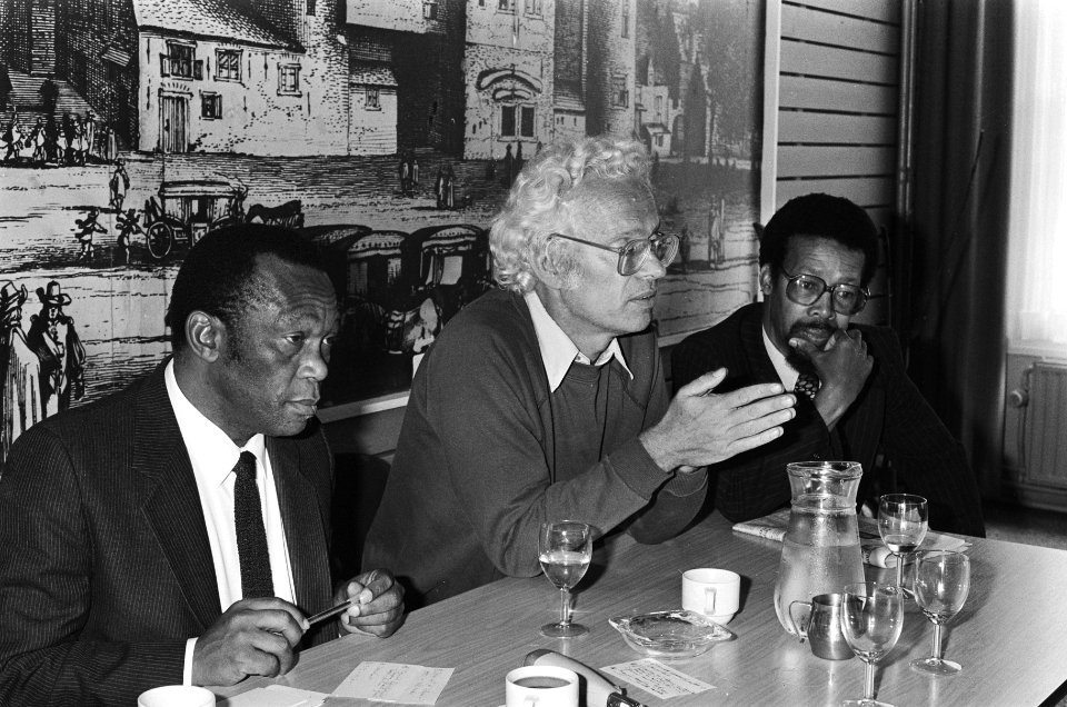 Persconferentie Comite Zuidelijk Afrika met ANC-vert. Makatini (ANC), Sietse Bos, Bestanddeelnr 933-4227
