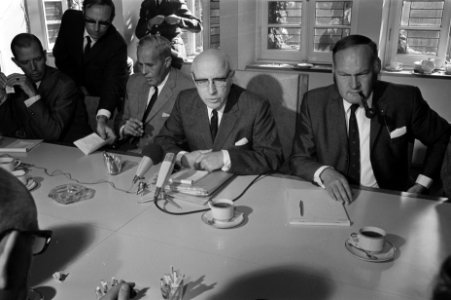 Persconferentie burgemeester Samkalden na rellen op Dam, Amsterdam, Bestanddeelnr 923-7785