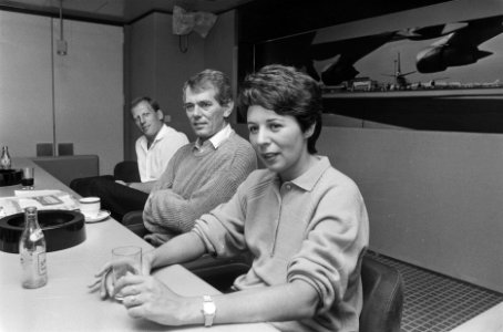 Persconferentie ballonvaarders op Schiphol vlnr Willem Hageman , captain Henk , Bestanddeelnr 933-7468