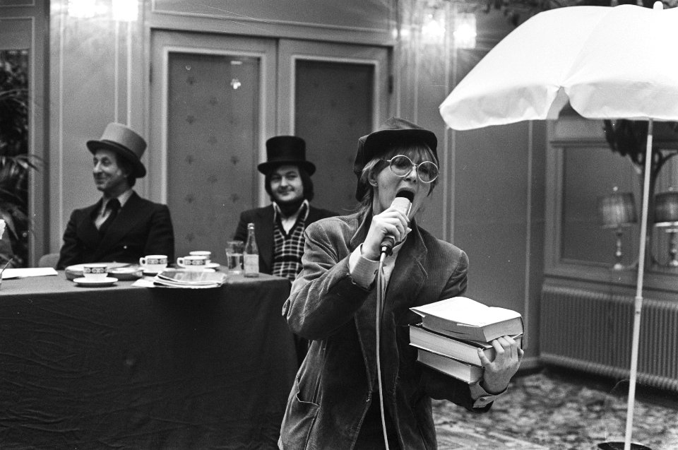 Persconferentie Boekenweek in Krasnapolsky, Amsterdam Adèle Bloemendaal zingt l, Bestanddeelnr 928-4527
