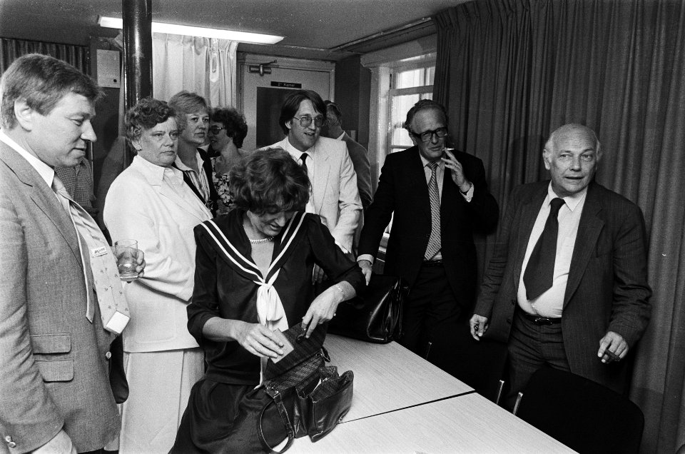 Persconferentie afgetreden PvdA-ministers in Den Haag v.l.n.r. Dales, Stuiveli, Bestanddeelnr 932-1909