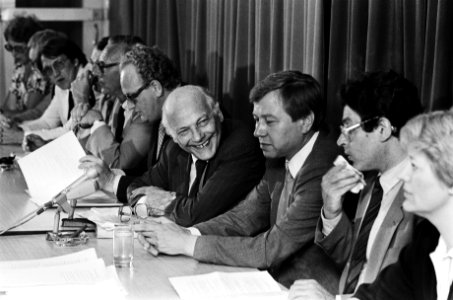 Persconferentie afgetreden PvdA-ministers in Den Haag, Bestanddeelnr 932-1911