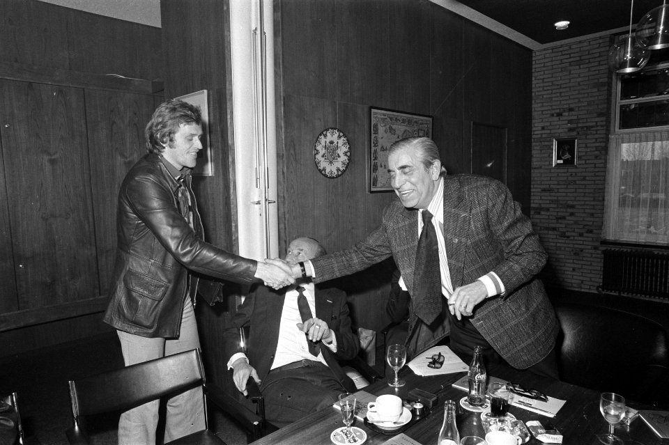 Persconferentie Ajax i.v.m. afscheid van Piet Keizer voorz. Van Praag (r) geeft, Bestanddeelnr 927-5741