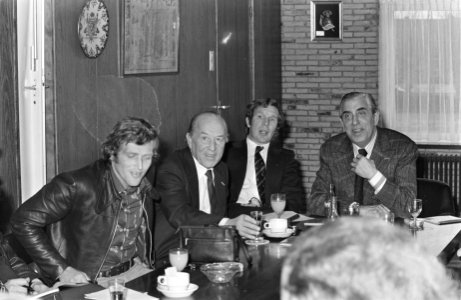 Persconferentie Ajax i.v.m. afscheid van Piet Keizer v.l.n.r. Keizer, Timman, , Bestanddeelnr 927-5745