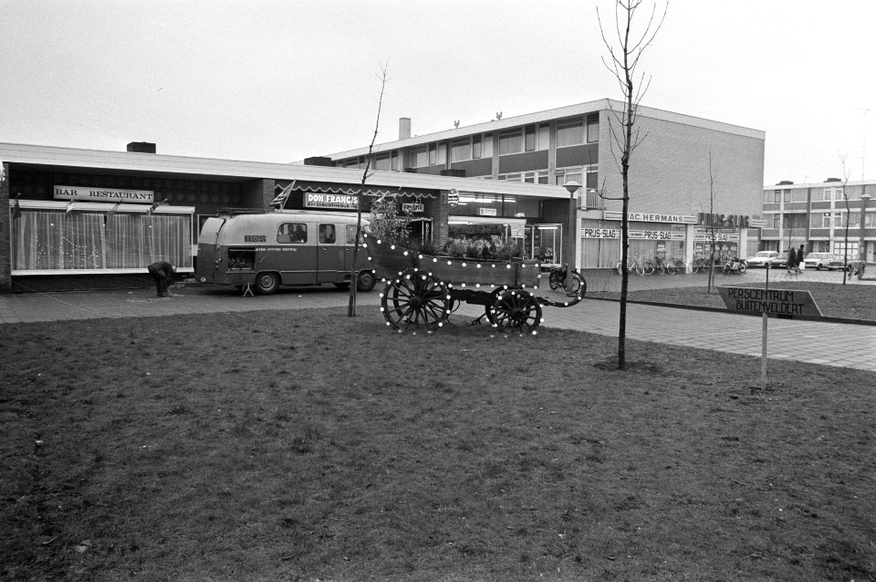 Perscentrum in Buitenveldert Amsterdam geopend door staatssecretaris Vonhoff , e, Bestanddeelnr 925-3246