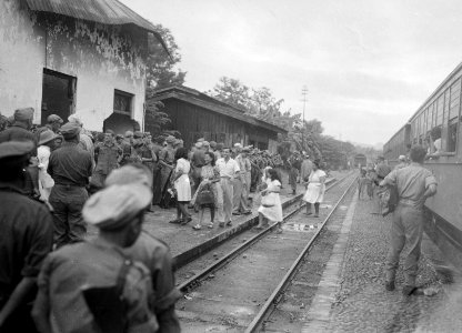 Per extra trein werden gezinnen van TNI-militairen naar Gombong vervoerd en alda, Bestanddeelnr 13563