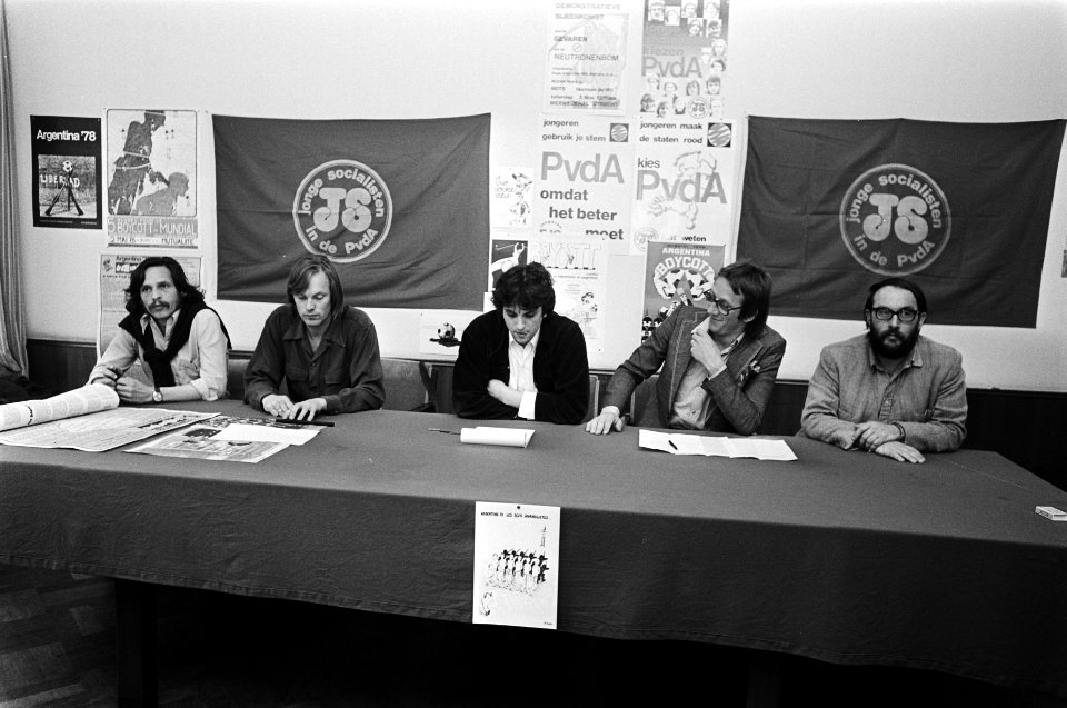 Persconferentie Boycotcomite tegen WK voetbal in Argentinie vlnr Fernando Pe, Bestanddeelnr 929-7041