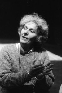 Persconferentie Ariane Mnouchkine , regisseur van Theatr du Soleil, in Tropenmus, Bestanddeelnr 933-6799