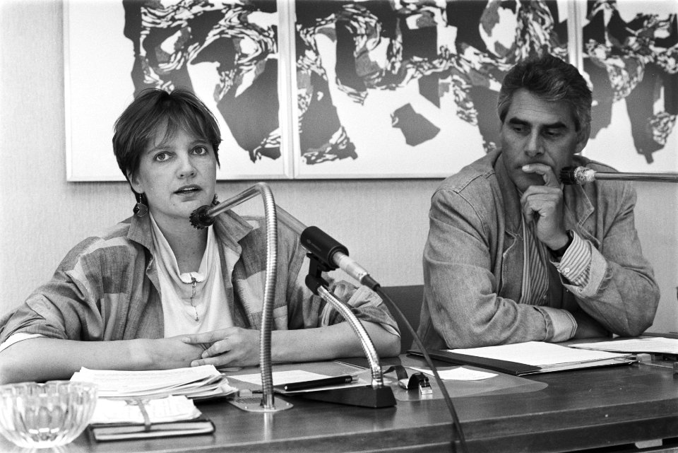 Persconferentie FNV over arbeidsvoorwaardenbeleid Karin Adelmund en Johan Steke, Bestanddeelnr 934-1005