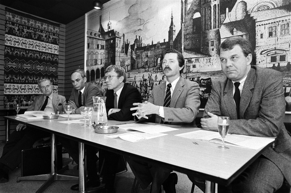Persconferentie Europese Beweging i.v.m. rapport Europes Veiligheid v.l.n.r. , Bestanddeelnr 932-9913