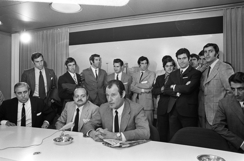 Persconferentie, v.l.n.r. achter de tafel Ajax-voorzitter Van Praag, (...), Atletico Madrid-trainer Domingo , Bestanddeelnr 924-4926