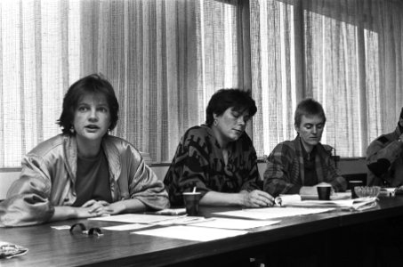 Persconferentie FNV Karin Adelmund, federatiebestuurster van de FNV en Monique , Bestanddeelnr 933-5886