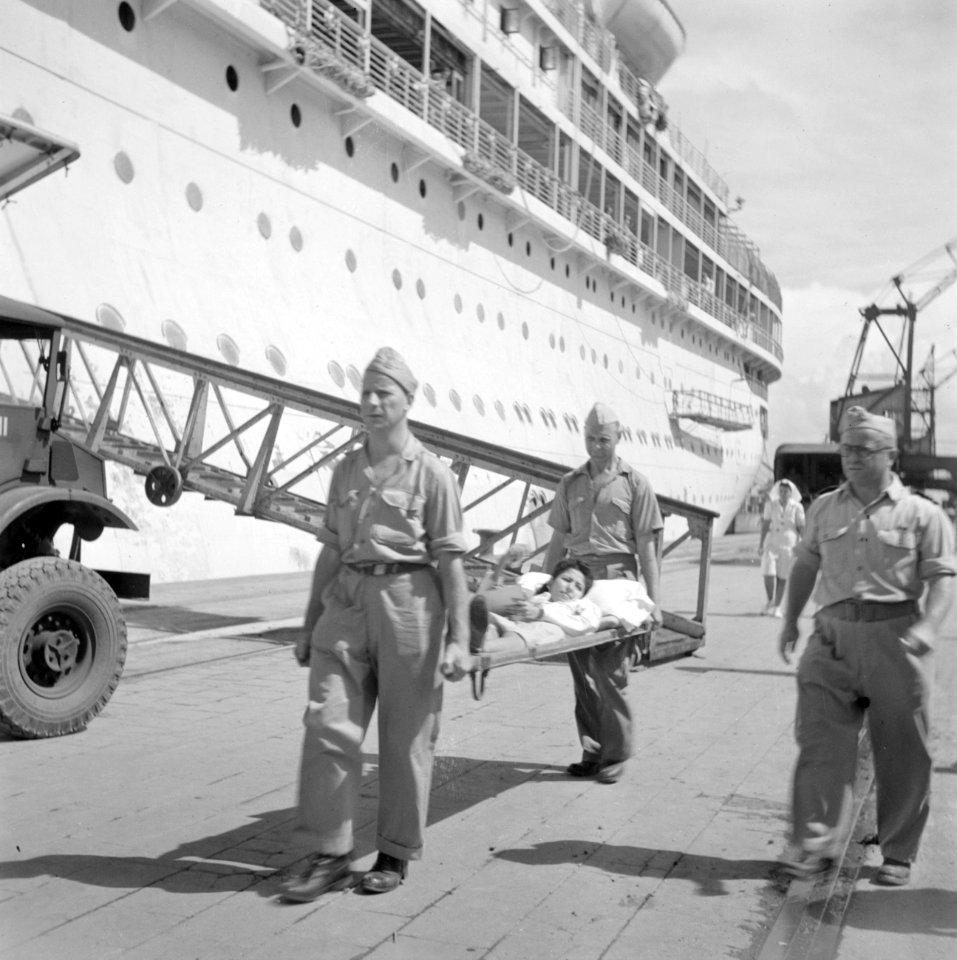 Per brancard aan boord van het MS Oranje brengen van een gewonde ter repatriërin, Bestanddeelnr 255-6768