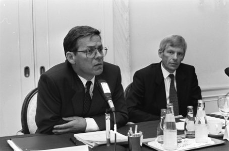 Persconferentie (in Adam) DSM over bedrijfsresultaten l drs. L. Ligthart (dir. , Bestanddeelnr 933-7390