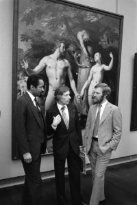 Persconf. over tent. God en de goden van 18 mei tot 19 juli in A'damse Rijksmuseum, dr. Levie met dr. Dewey F. Mosby (l) en dr. Arthr, Bestanddeelnr 931-4865