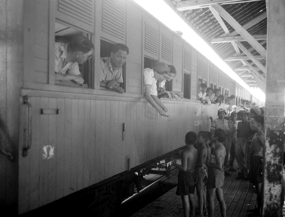 Per extra trein werden gezinnen van TNI-militairen naar Gombong vervoerd en alda, Bestanddeelnr 13572