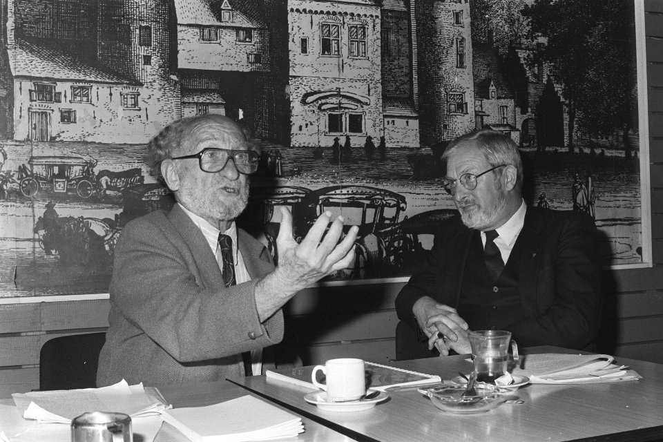 Persconferentie enkele schrijvers van Apartheid Made in Europe in Den Haag d, Bestanddeelnr 933-8132