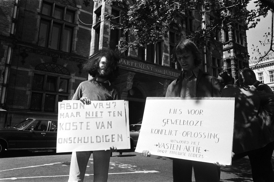 Persconferentie Den Uyl en Van Agt voor crisiscentrum in Den Haag demonstrante, Bestanddeelnr 929-1997
