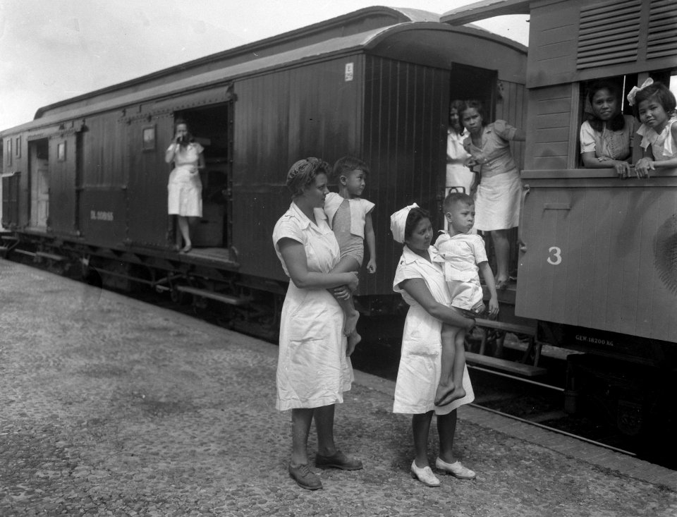 Per extra trein werden gezinnen van TNI-militairen naar Gombong vervoerd en alda, Bestanddeelnr 13558