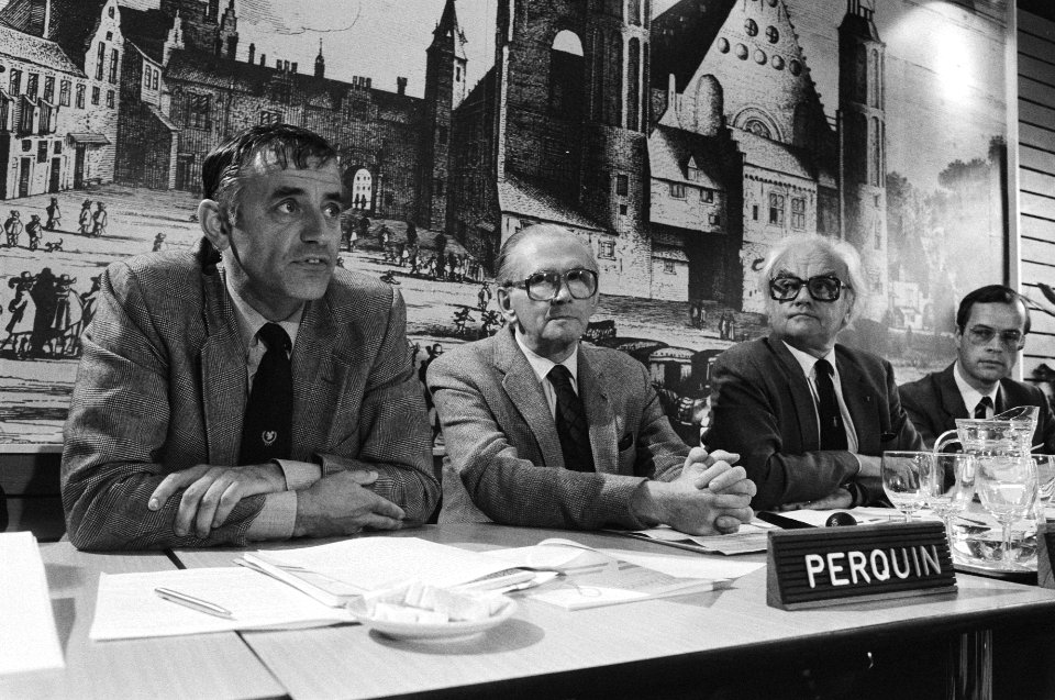 Persconf. i.v.m. rapport Start en Vernieuwing RCO staatssecr. Dik (EZ), W. M., Bestanddeelnr 932-2306