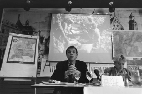 Persconferentie Aide Medizale Int. over Suriname dokter Michel Bonnot toont fot, Bestanddeelnr 934-0958