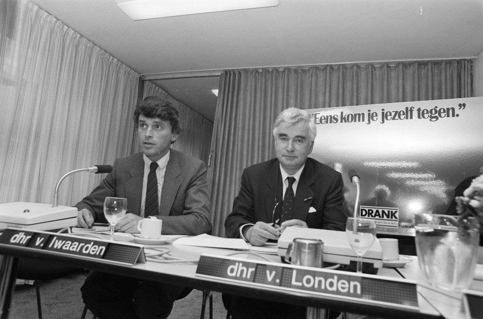 Persconferentie Alcoholvoorlichtingsplan J. van Londen (directeur-generaal mini, Bestanddeelnr 934-0857