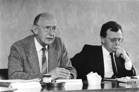 Persbriefing i.v.m. Wetlands conferentie, links prof. dr. D. J. Kuenen , rechts , Bestanddeelnr 932-9421