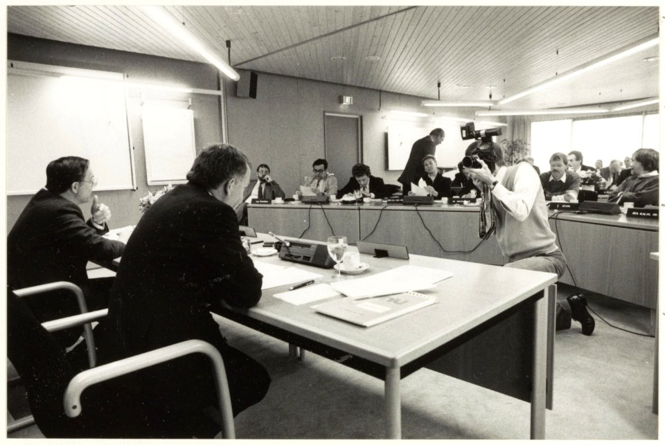 Persconferentie bij V.N.U. Voorzitter J. Brentjens en redacteur M.A. Metternich. NL-HlmNHA 54023290 01