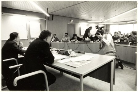 Persconferentie bij V.N.U. Voorzitter J. Brentjens en redacteur M.A. Metternich. NL-HlmNHA 54023290 01