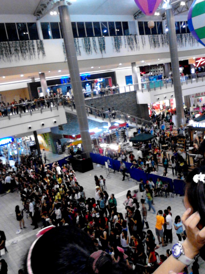 People gather at the atrium of SM City Clark for a mall event (5)