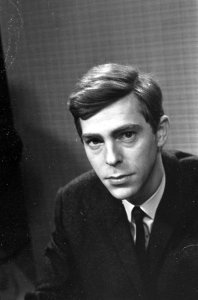 Per seconde wijzer, een nieuw spel voor de televisie. Presentator Berend Boude, Bestanddeelnr 920-8100