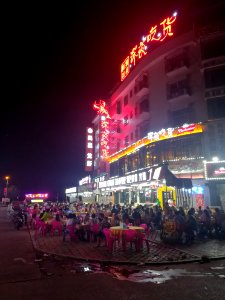 People have midnight snacks in Loudi, Hunan, China1