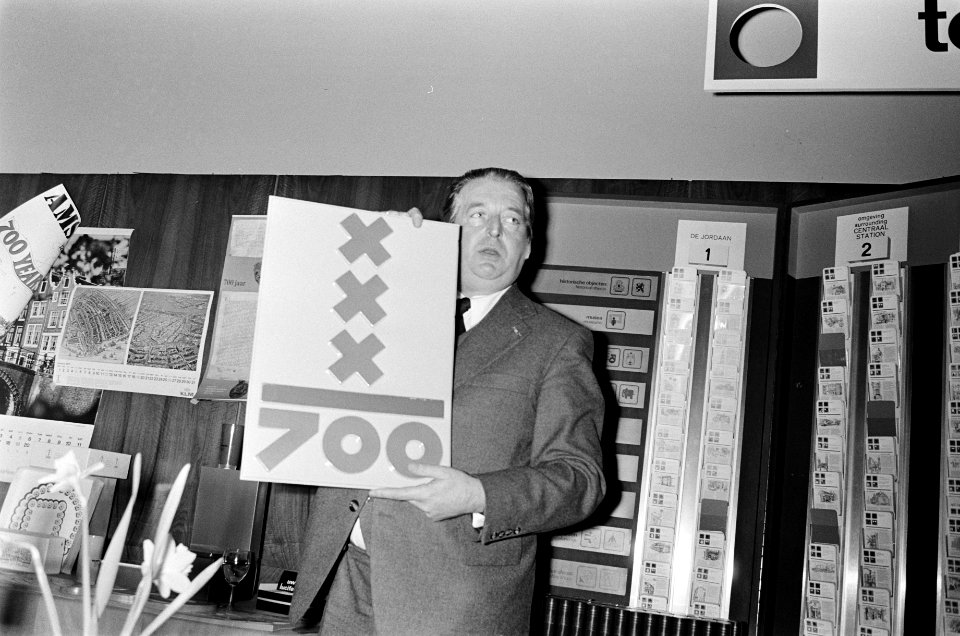 Persconferentie Amsterdam 700 toverdoos op de persconferentie, Bestanddeelnr 927-8167
