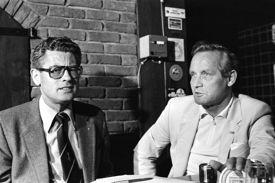 Persconferentie AZ67, 10a en 11a Roffel (directeur Olympisch Stadion) (l) met Klaas Molenaar (r), Bestanddeelnr 931-4919