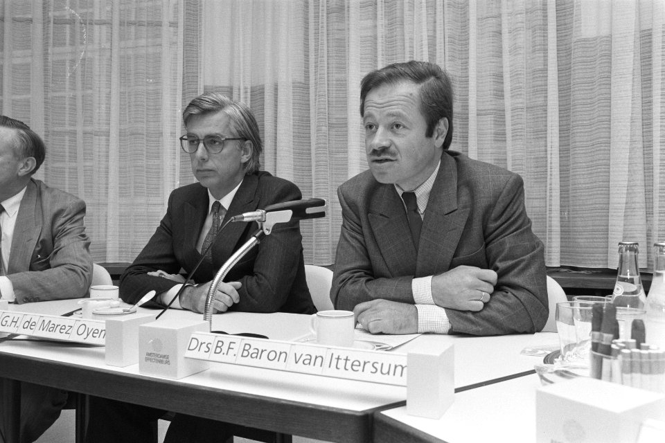 Persconferentie Baron van Ittersum (r), voorzitter Effectenbeurs, Bestanddeelnr 934-1098