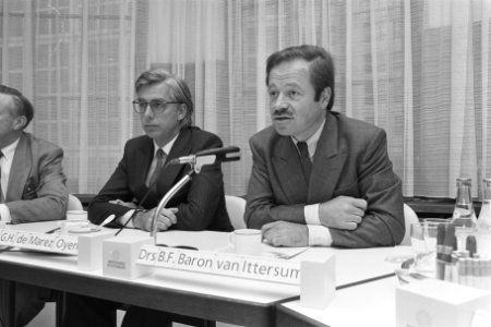 Persconferentie Baron van Ittersum (r), voorzitter Effectenbeurs, Bestanddeelnr 934-1098 photo
