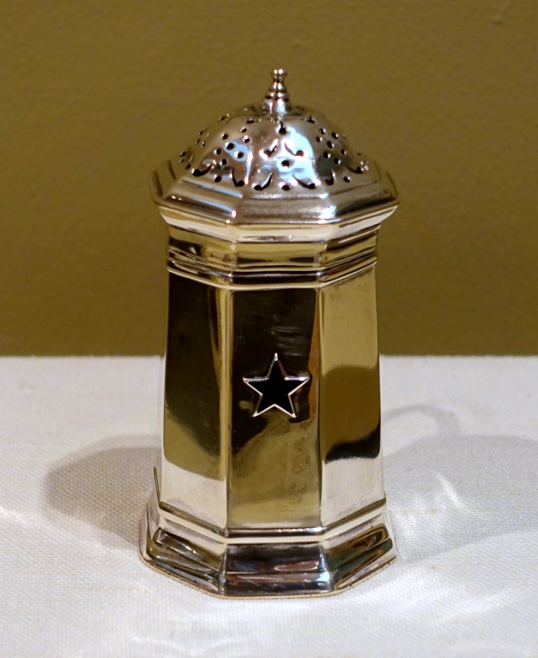 Pepper box, Jacob Hurd, Boston, c. 1730-1740, silver with applied black enamel star - Currier Museum of Art - Manchester, NH - DSC07940