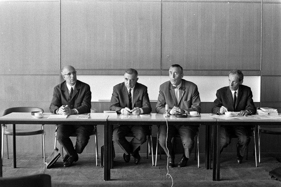 Persconferentie. Ds. R. de Zeeuw, professor mr. dr. J.A. Oosterbaan , ds. J.J.J., Bestanddeelnr 920-4571