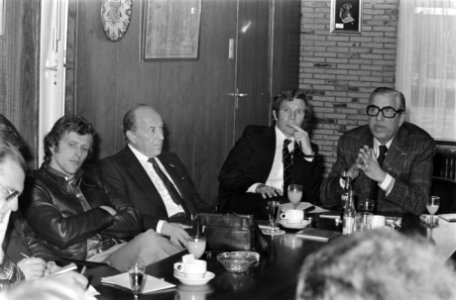 Persconferentie Ajax i.v.m. afscheid van Piet Keizer v.l.n.r. Keizer, Timman, , Bestanddeelnr 927-5744