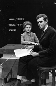 Per seconde wijzer, een nieuw spel voor de televisie. Presentator Berend Boude, Bestanddeelnr 920-8051