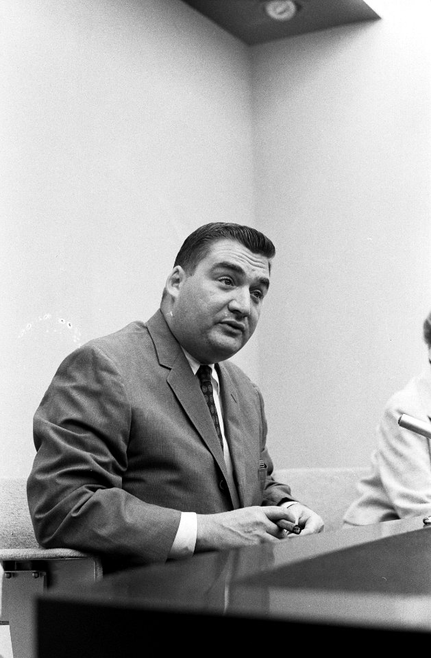 Perschef van Kennedy heer Salinger op Schiphol (persconferentie), Bestanddeelnr 913-9003
