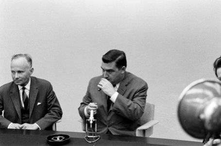 Perschef van Kennedy heer Salinger op Schiphol (persconferentie), Bestanddeelnr 913-9006