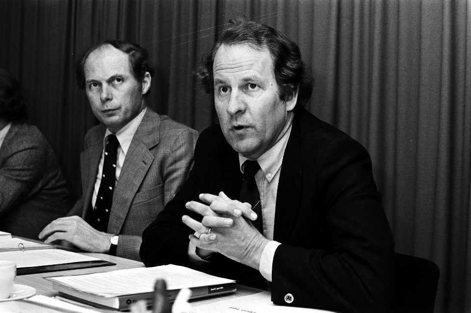 Persconf. in Nieuwspoort over structuurschema volkshuisvesting door Beelaerts van Beelaerts van Bolkland (l) en Brokx (r), Bestanddeelnr 931-4291