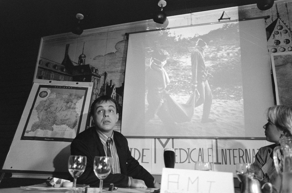Persconferentie Aide Medizale Int. over Suriname dokter Michel Bonnot toont fot, Bestanddeelnr 934-0957