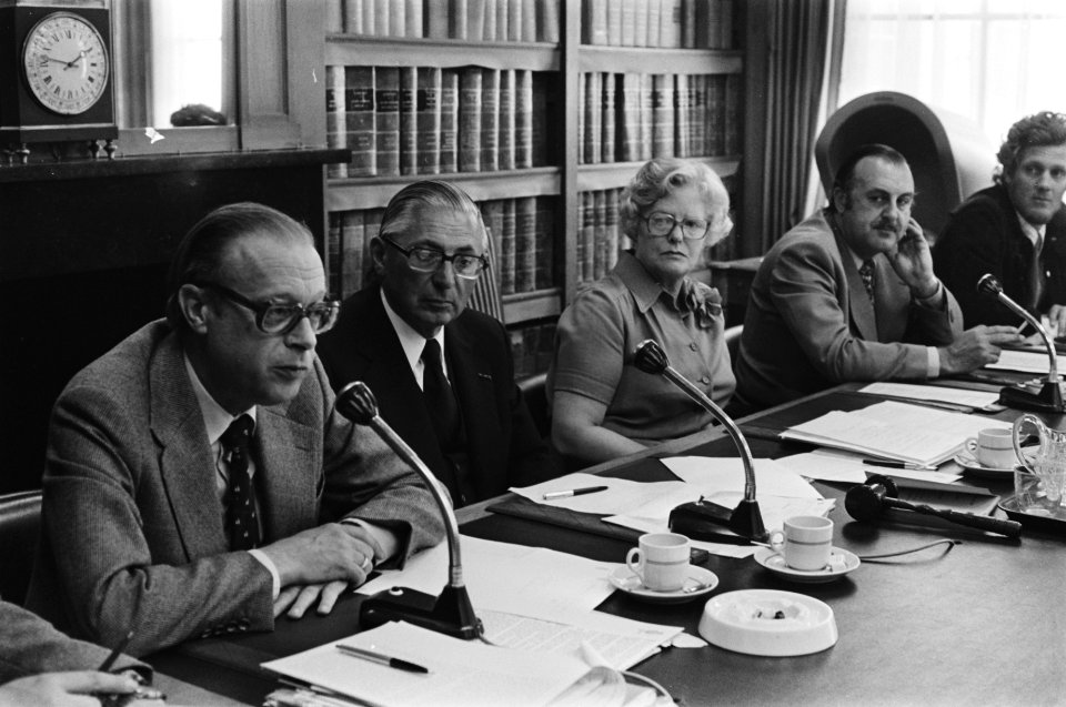 Persconferentie abortus van VVD en PvdA v.l.n.r. Roethof, Lamberts (PvdA), mevr, Bestanddeelnr 928-5623