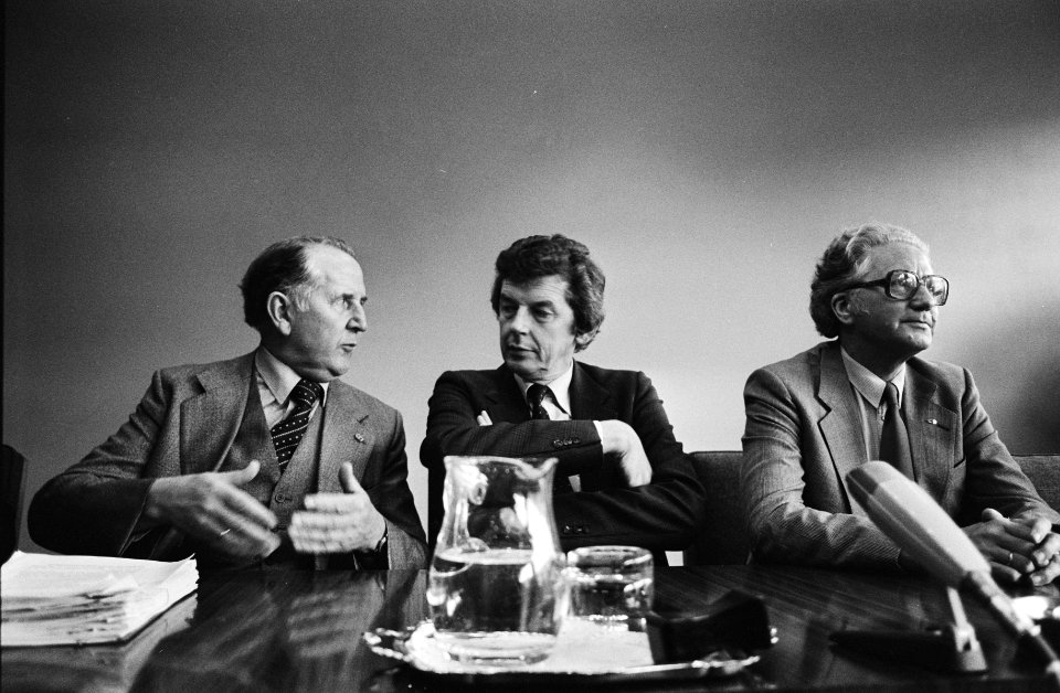 Persconferentie. V.l.n.r. Van Veen (VNO), Kok (FNV) en Van der Meulen (CNV), Bestanddeelnr 932-4157