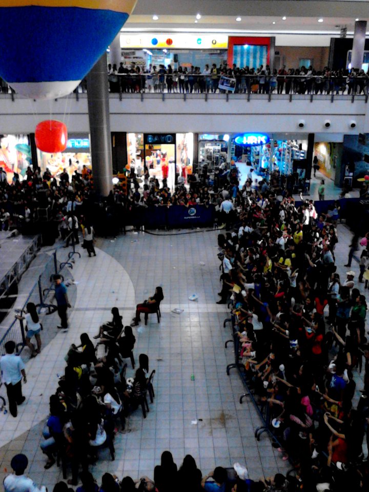 People gather at the atrium of SM City Clark for a mall event (4)