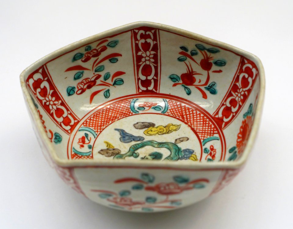 Pentagonal bowl with dragon design, Kutani Kasugayama ware, Edo period, 1804-1818 AD, porcelain, overglaze enamel - Tokyo National Museum - Tokyo, Japan - DSC09368