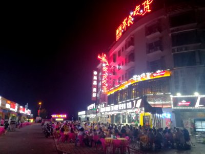 People have midnight snacks in Loudi, Hunan, China2