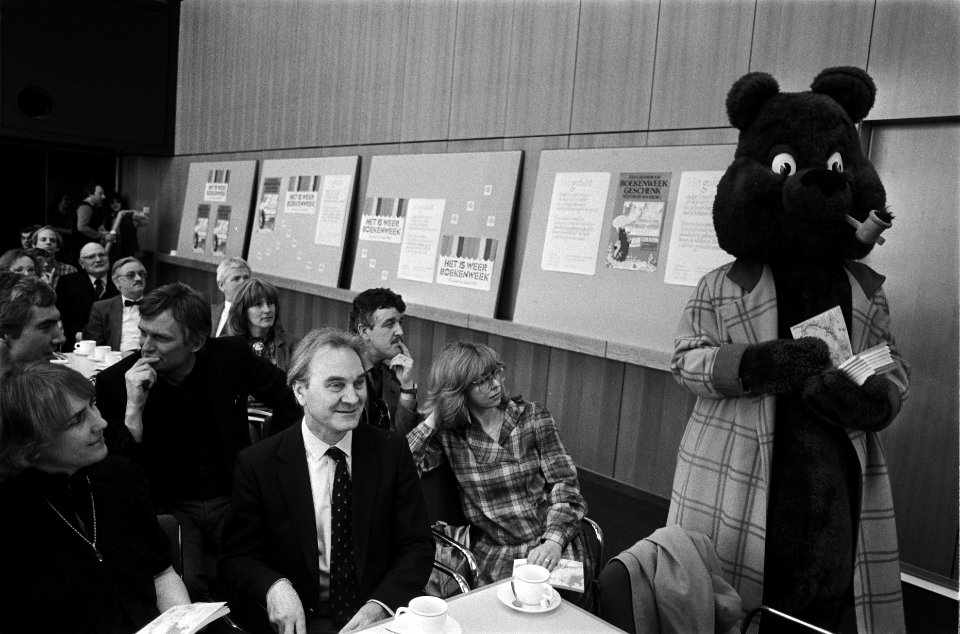Persbijeenkomst ter gelegenheid van Boekenweek 1982 in RAI Adam. Heer Bommel rei, Bestanddeelnr 932-0292